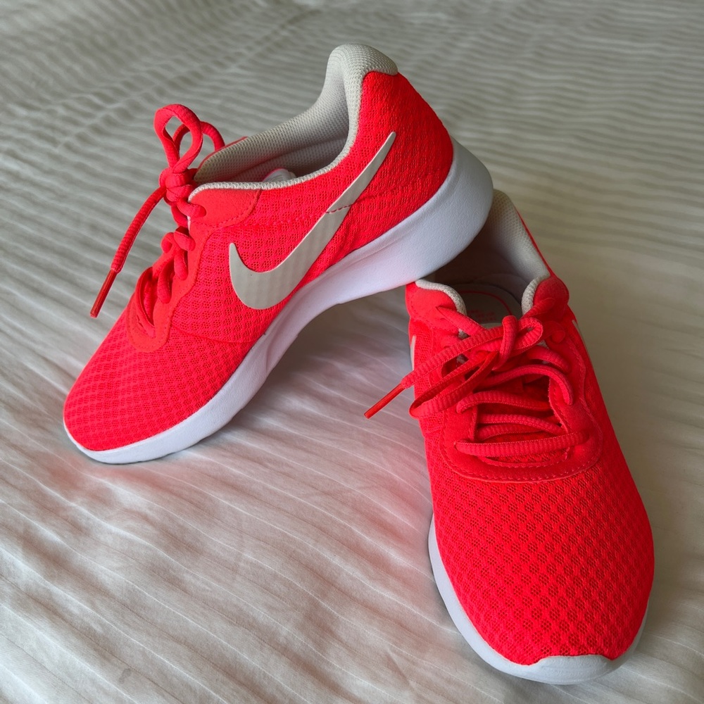 Nike running sneakers. NEW women size 6 - Picture 2 of 4